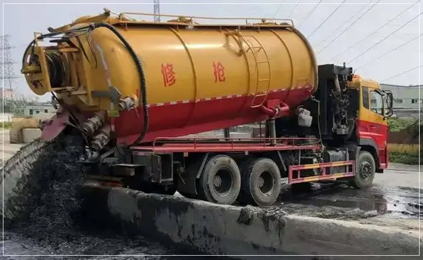 东港区污水池清理
